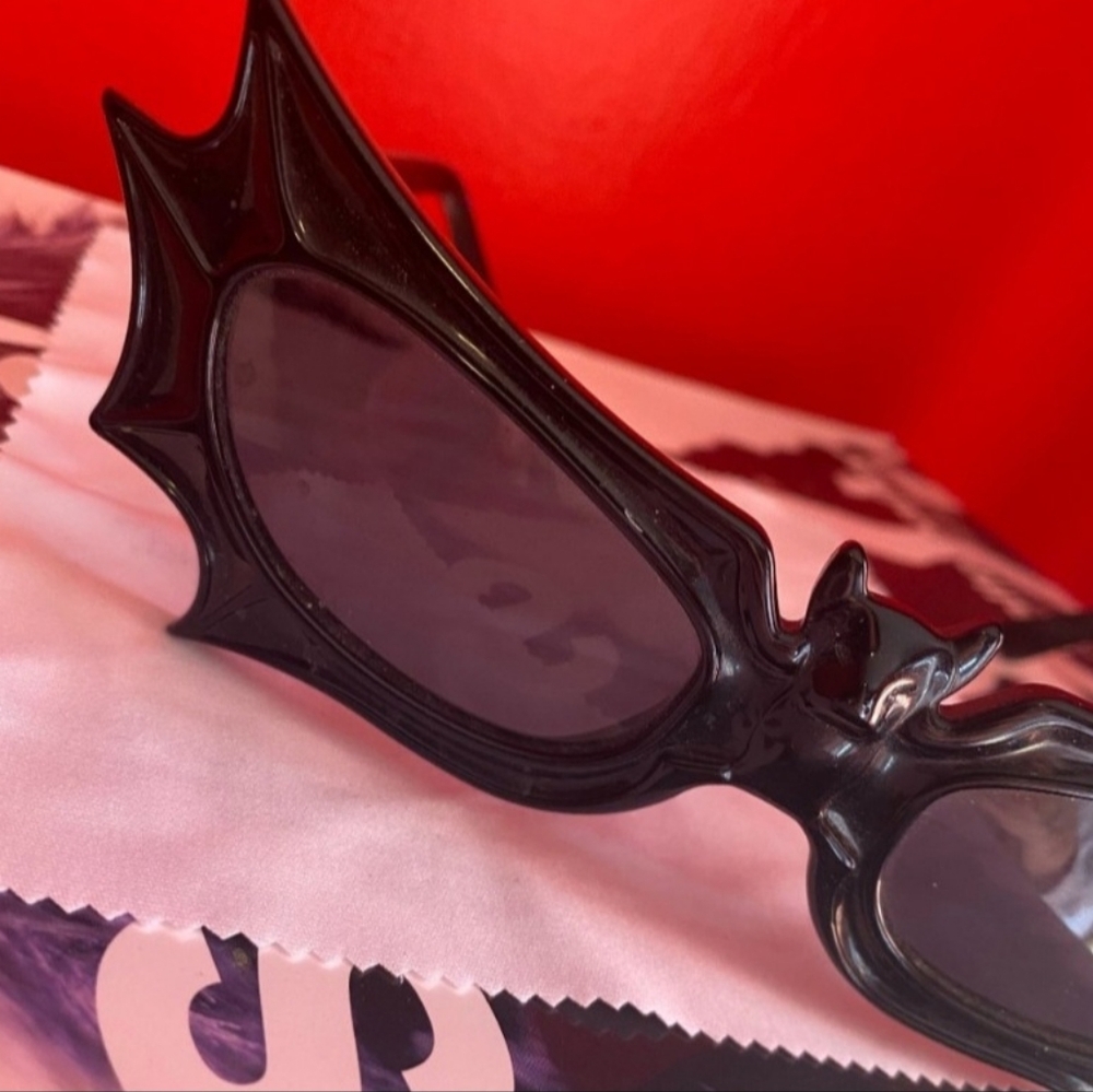 Vampira® Bat Glasses in Black by La Femme En Noir Soldout - Picture 2 of 9